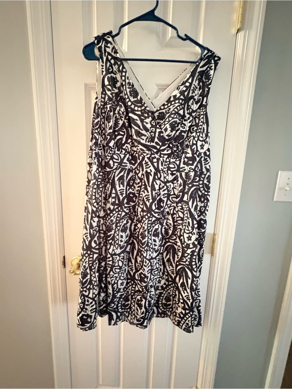 Black and White Patterned V-Neck Sleeveless Dress